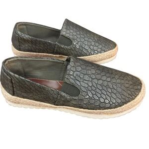 Electric Karma Women SZ 7 Slip-On Espadrille Loafers Snake Print Metallic Green